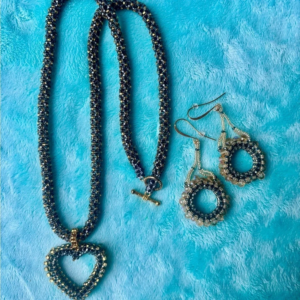 468A Elegant beaded Gold and Black Heart Necklace set - Picture 2 of 2